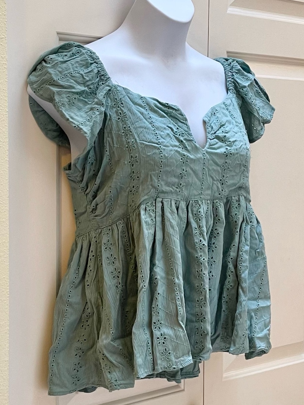 BNWT Angie eyelet top - Picture 2 of 9